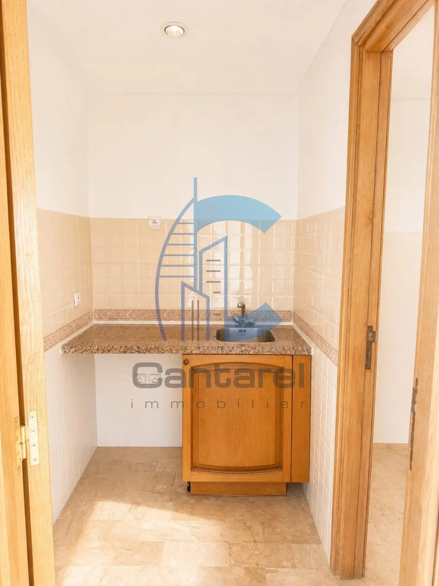Bureau de 106 m² à Racine lumineux sécurisé proche Boulevard d’Anfa parking inclus - Photo 4