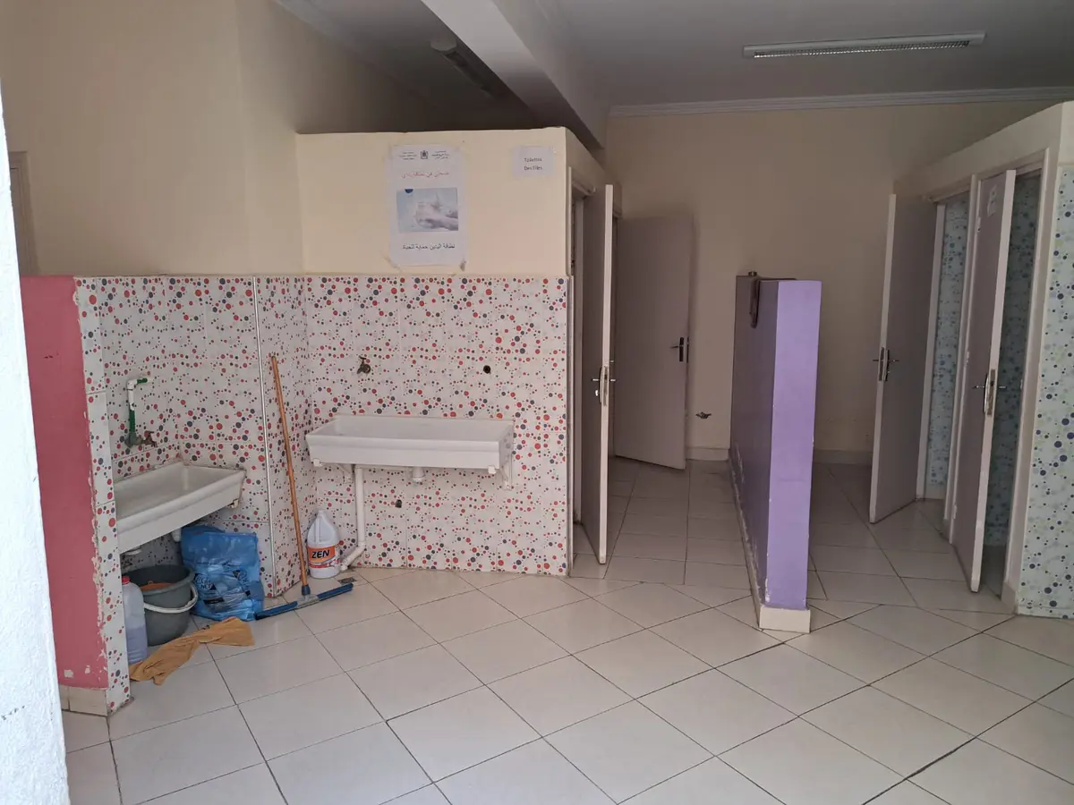 Local commercial 11 chambres à vendre à Route Aïn Chkef — 3 600 000 DH - Photo 3