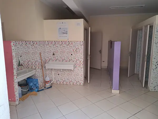 Local commercial 11 chambres à vendre à Route Aïn Chkef — 3 600 000 DH - Photo 3