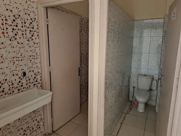 Local commercial 11 chambres à vendre à Route Aïn Chkef — 3 600 000 DH - Photo 17