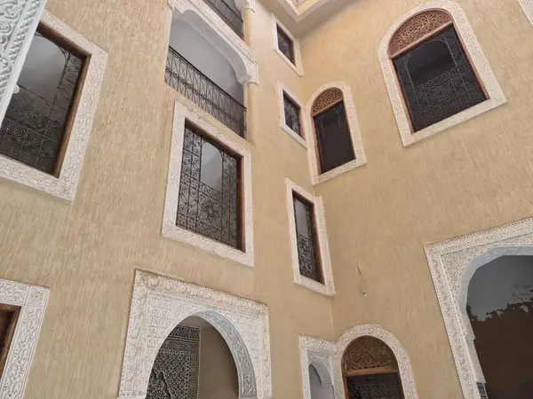 Maison 5 chambres à vendre à Batha — 2 000 000 DH - Photo 1